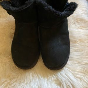 Ugg Suede Bailey Bootie w/Rhinestone Button, good condition